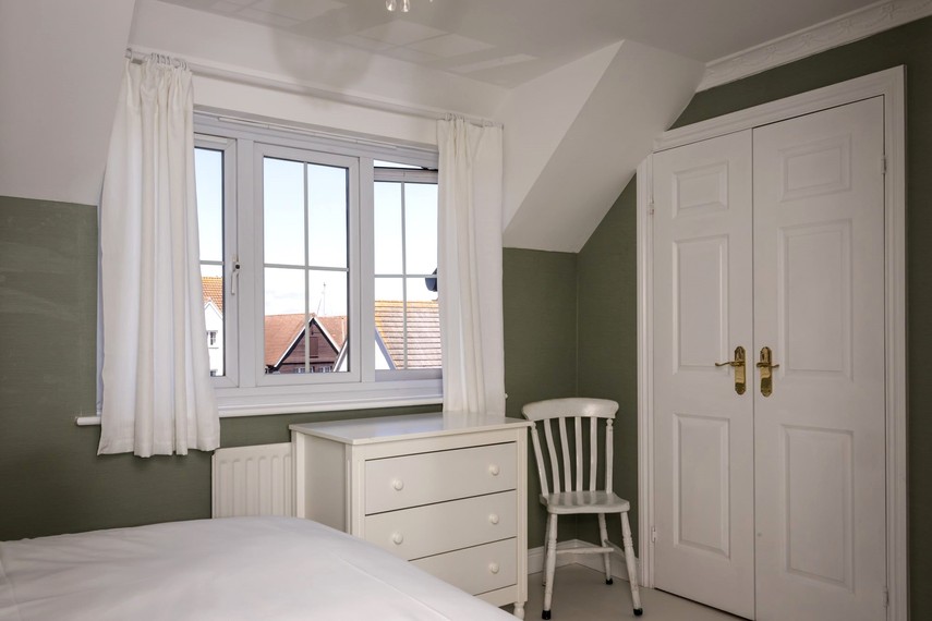 Kingsize ensuite bedroom in Eastbourne holiday let